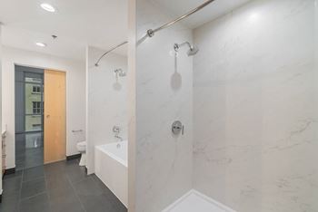 Garden-style tub with ceramic tile surround*